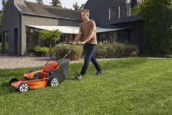 Husqvarna LC 142iS Accu Gazonmaaier - 50L - 42cm - 970541902 -Home gereedschap 34f007c650ad53abdc998485894dee2a