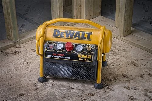 DeWalt DPC6MRC Draagbare Compressor - 6L - 8 Bar - Euro - DPC6MRC-QS 3 DeWalt DPC6MRC Draagbare Compressor - 6L - 8 Bar - Euro - DPC6MRC-QS - Afbeelding 3